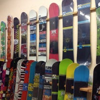 Foto scattata a Pro Boardshop da Katherina M. il 11/1/2012