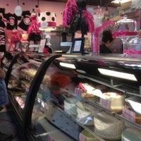 4/24/2013 tarihinde Jennifer G.ziyaretçi tarafından Coccadotts Cake Shop'de çekilen fotoğraf
