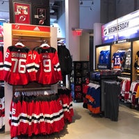 Снимок сделан в NHL Store NYC пользователем Viktor T. 10/30/2019