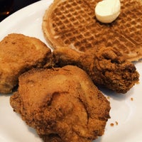 Foto scattata a Mrs. Bea&amp;#39;s Louisiana Chicken &amp;amp; Waffles da Jack C. il 3/22/2015