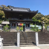 Photo taken at 白水山 医王院 平等寺 (第22番札所) by Yuuki U. on 5/3/2021