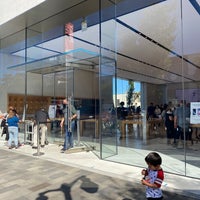 Photo taken at Apple Burlingame by Rodrigo A. on 7/8/2020