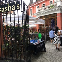 Foto scattata a Sasha&amp;#39;s Restaurant and Bar da CassieGaga il 7/17/2016