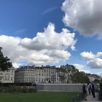 Photo taken at Square Jean XXIII by CassieGaga on 9/24/2018