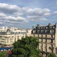 รูปภาพถ่ายที่ Hôtel de Banville โดย Kirill E. เมื่อ 6/13/2015