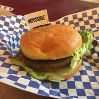 Foto scattata a Blue Moon Burgers Capitol Hill da Sara C. il 4/5/2019
