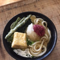 รูปภาพถ่ายที่ U:DON Fresh Japanese Noodle Station โดย Sara C. เมื่อ 3/14/2019