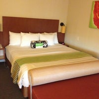 Снимок сделан в La Quinta Inn &amp;amp; Suites Dallas Love Field пользователем Murtaza K. 12/4/2012
