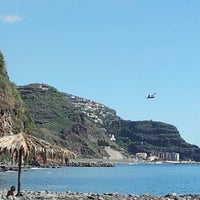 Foto tirada no(a) Praia do Lugar de Baixo por Vasco B. em 10/15/2013