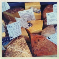 รูปภาพถ่ายที่ The Cheese Traveler โดย Amy J. เมื่อ 10/12/2012