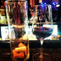 Foto tomada en Nosh Wine Lounge  por Bill G. el 9/23/2012