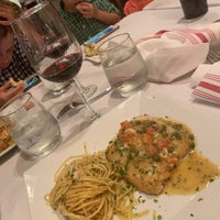 Das Foto wurde bei Red Carpet Italian Restaurant von Stephanie am 4/21/2019 aufgenommen