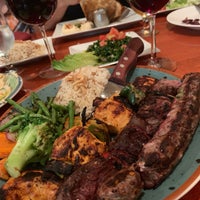 Das Foto wurde bei Maroosh Mediterranean Restaurant von Stephanie am 4/5/2019 aufgenommen