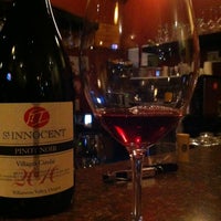 Foto diambil di Vino Bello Wine Bar &amp;amp; Shop oleh Christopher W. pada 11/17/2012