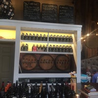 6/12/2016 tarihinde Theresa C.ziyaretçi tarafından Grapevine Wine Shop / Wine Bar - Riverwalk'de çekilen fotoğraf