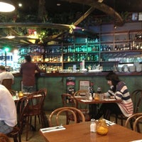 Foto tomada en World Restaurant &amp;amp; Bar  por Wayne el 10/21/2012