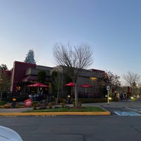 Photo taken at Red Robin Gourmet Burgers and Brews by Zacky M. on 4/16/2021