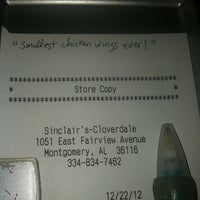 Photo prise au Sinclair&#39;s Cloverdale par Monique W. le12/23/2012