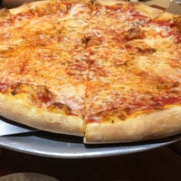 Das Foto wurde bei Louie&amp;#39;s Pizzeria von Ed am 9/14/2018 aufgenommen