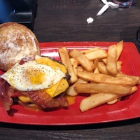 Photo taken at Red Robin Gourmet Burgers and Brews by Ed on 6/17/2019