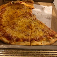 Das Foto wurde bei Fresh Meadows Pizzeria and Restaurant von Ed am 1/11/2020 aufgenommen