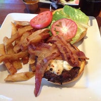 Foto tomada en Sporting News Grill  por Ed el 6/25/2014