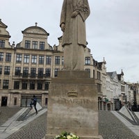 Photo taken at Statue Reine Elisabeth / Standbeeld Koningin Elisabeth by Mahdi H. on 11/11/2018