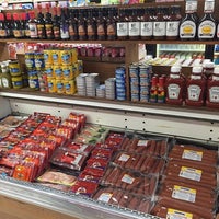 Das Foto wurde bei Don&amp;#39;s Meat Market von Don&amp;#39;s Meat Market am 5/10/2016 aufgenommen