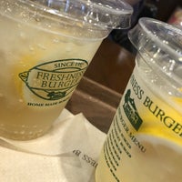Photo taken at Freshness Burger by めー ち. on 8/15/2018