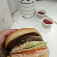 Photo taken at In-N-Out Burger by Glory B. on 1/11/2024