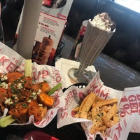 Photo taken at Red Robin Gourmet Burgers and Brews by Judy Ann Q. on 11/16/2018