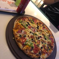 Foto tomada en PizzyBurger  por Ali B. el 6/6/2019