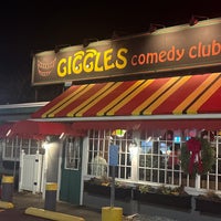 Photo taken at Giggles Comedy Club by Hany Y. on 11/27/2022