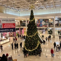 Photo taken at Staten Island Mall by Hany Y. on 12/5/2021