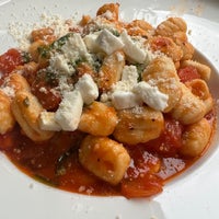 Foto diambil di Cassariano Italian Eatery oleh Jennifer H. pada 7/3/2022