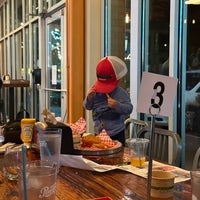 รูปภาพถ่ายที่ Town Hall Burger &amp;amp; Beer โดย Natalie L. เมื่อ 11/18/2023