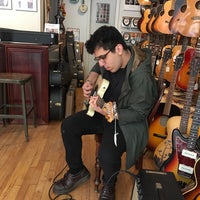 Foto diambil di TR Crandall Guitars oleh Omar R. pada 4/30/2018