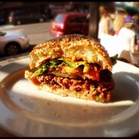 Foto tomada en BLT Burger  por Jason A. el 9/22/2012