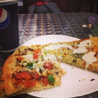 รูปภาพถ่ายที่ Freshslice Pizza โดย Eugene L. เมื่อ 3/14/2013