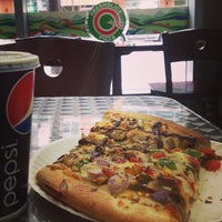 3/19/2013 tarihinde Eugene L.ziyaretçi tarafından Freshslice Pizza'de çekilen fotoğraf