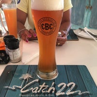 รูปภาพถ่ายที่ Catch22 Beachside Grille &amp;amp; Bar โดย Dave P. เมื่อ 12/27/2016