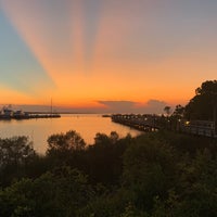 Photo prise au Hammerheads Bar and Grill par Dennis M. le9/13/2019