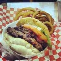 Das Foto wurde bei Burger Brats von Walton S. am 8/20/2013 aufgenommen