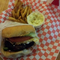 Das Foto wurde bei Burger Brats von Walton S. am 11/4/2012 aufgenommen
