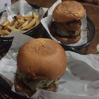 Foto tirada no(a) Pit&amp;#39;s Burger por Jane Y. em 5/17/2017