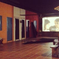 Foto diambil di Lá em Casa Hostel oleh Luciana M. pada 11/3/2014