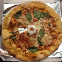 Photo taken at Pizza Mizza by Sonjoe on 3/30/2015