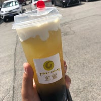Photo taken at Golden Oolong Tea by Daniel Q. on 9/9/2018