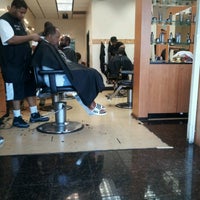 Foto tirada no(a) Ebony Barbers Unisex por Jamal S. em 7/6/2012