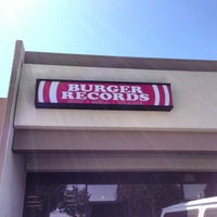 4/18/2013에 steve t.님이 Burger Records에서 찍은 사진